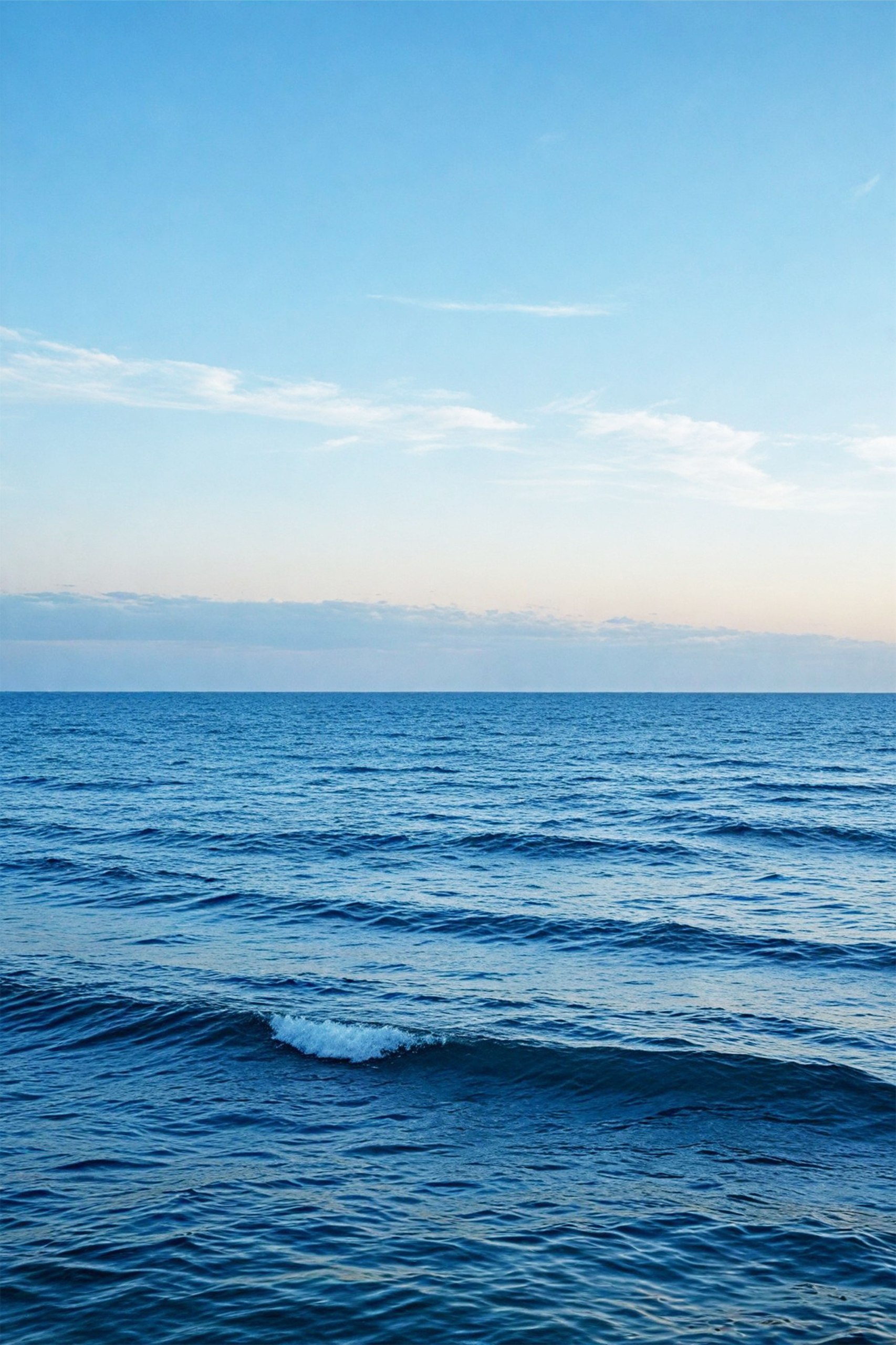 LumièreVue — Endless Horizon, una fotografía de un mar en calma ideal para una sala de reuniones