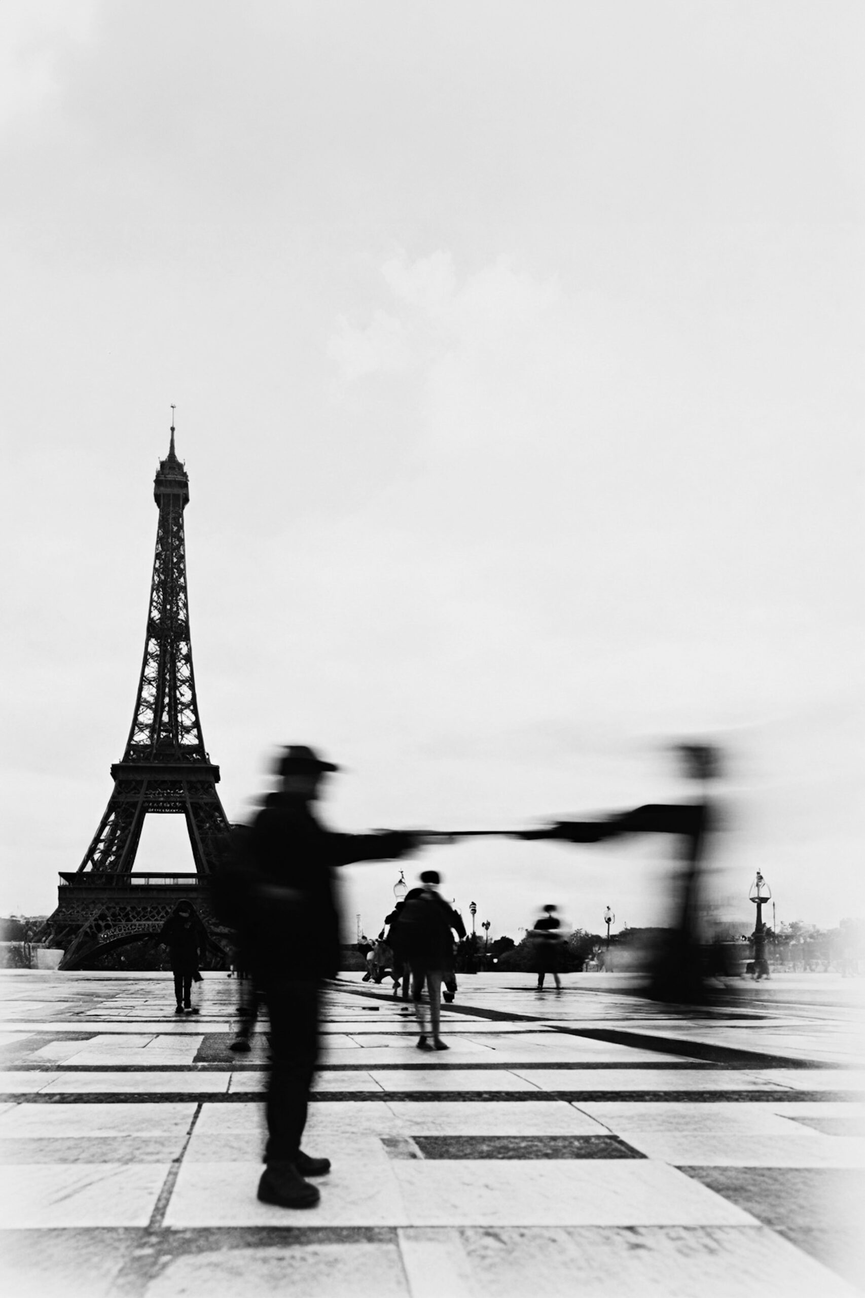 Moroz — Ephemeral Paris, fotografía en blanco y negro de la torre Eiffel en la niebla, lámina firmada de 65 € para regalar en Navidad